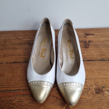 Load image into Gallery viewer, Vintage Van Dal White Leather court shoes 5
