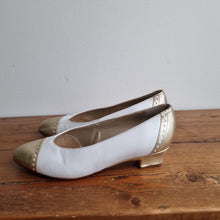 Load image into Gallery viewer, Vintage Van Dal White Leather court shoes 5
