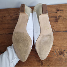 Load image into Gallery viewer, Vintage Van Dal White Leather court shoes 5
