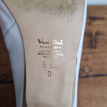 Load image into Gallery viewer, Vintage Van Dal White Leather court shoes 5
