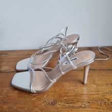 Load image into Gallery viewer, BNWT Dune Silver heels 5
