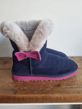 Load image into Gallery viewer, UGG Bailey Bow Pink Navy Slipon Boots 5
