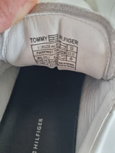 Load image into Gallery viewer, Tommy Hilfiger Leather Star Ladies Trainers 5
