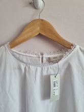 Load image into Gallery viewer, BNWT River Island White Lace Embroidered Cotton T Shirt 18
